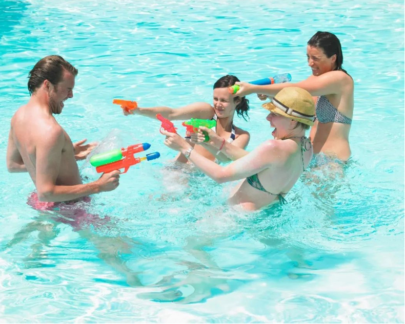 室內(nèi)泳池什么“咖位”？居然用專業(yè)定制的除濕機(jī)?。?！